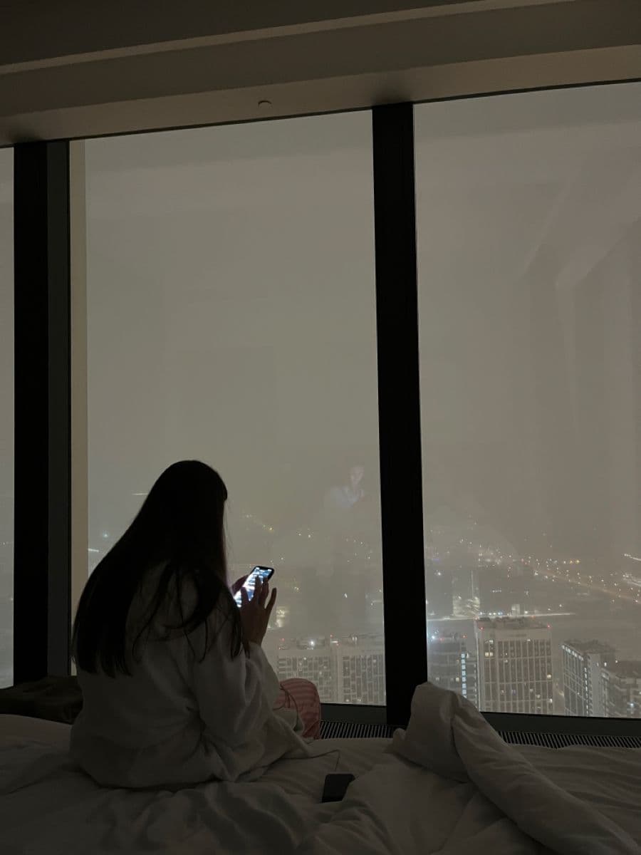 Sau Tấm Rèm Mỏng