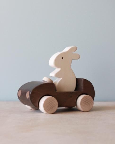 Cháu Gái Ba Tuổi Tặng Tôi Con Thỏ Điêu Khắc Cũ